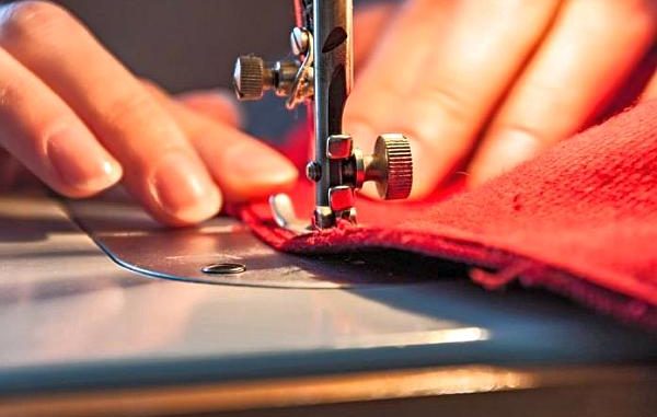 Mașina de cusut casnică – un pas importat către realizarea unei pasiuni