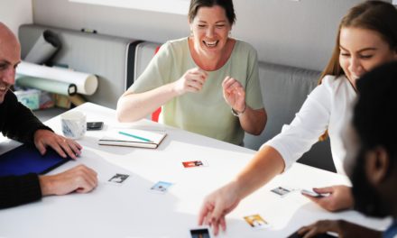 Beneficiile rasului la birou