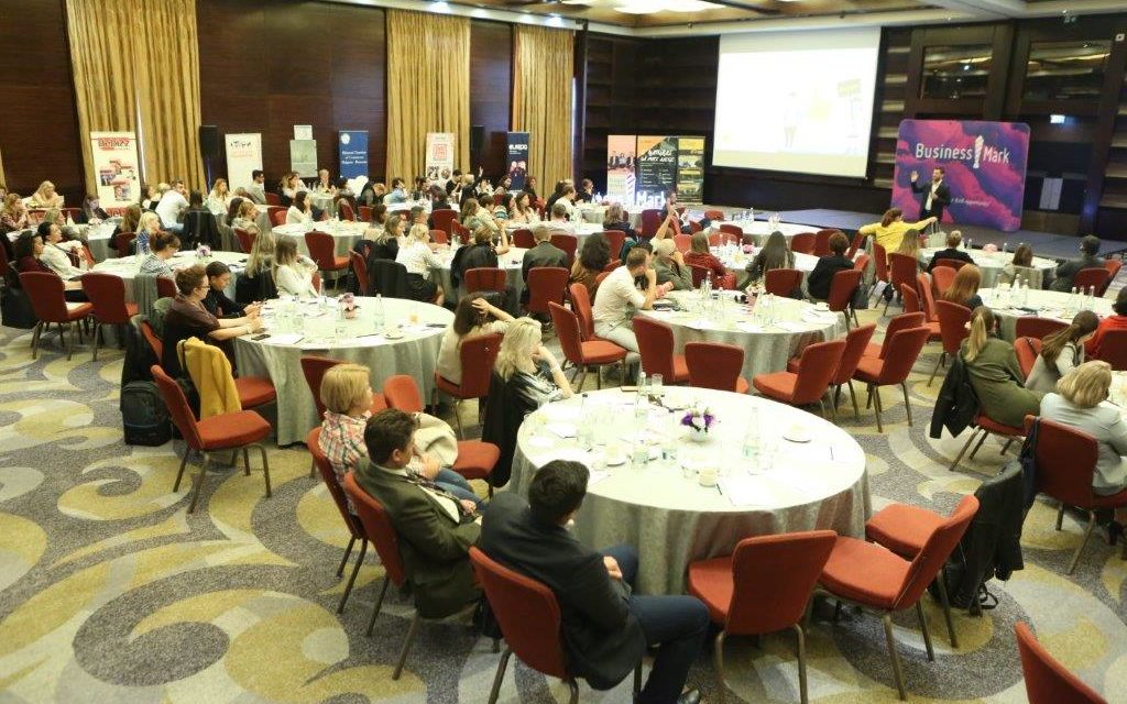 Cum te poți dezvolta într-o lume în continuă schimbare? Învață,  experimentează, adaptează