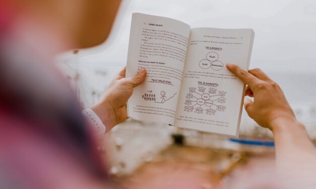 10 carti de dezvoltare personala pe care trebuie sa le ai in biblioteca