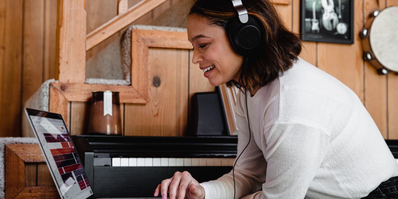 10 melodii inspirationale care te fac sa uiti de task-urile coplesitoare