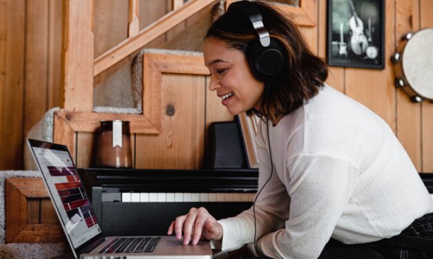 10 melodii inspirationale care te fac sa uiti de task-urile coplesitoare