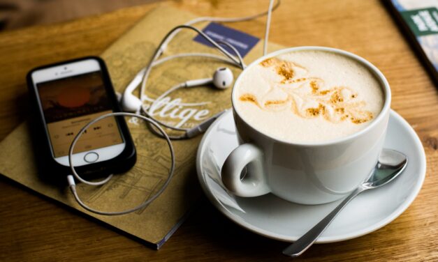 9 podcast-uri inspirationale pe care sa le urmaresti cand vrei sa uiti de task-urile coplesitoare
