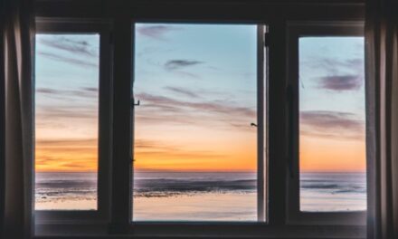 4 motive pentru a alege glafuri din piatra naturala