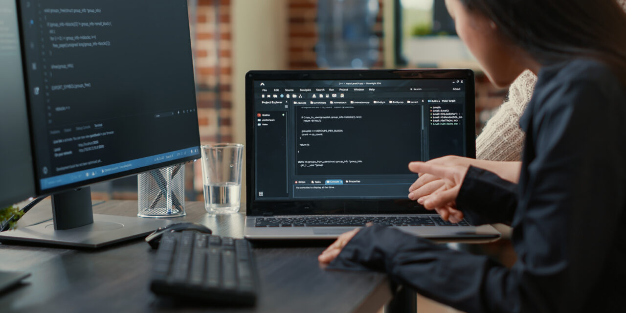 Cum te ajută o echipă dedicată de software development în dezvoltarea proiectului tău?