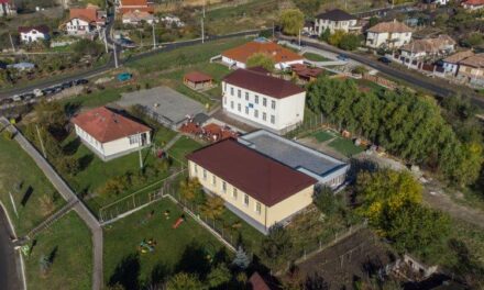 Paul Surugiu Fuego, Ambasador BookLand, a inaugurat Școala Gimnazială „Simion Balint”, renovată cu 350.000 euro