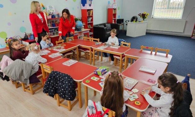 Mirela Retegan inaugurează Școala Gimnazială de la Iojib, renovată de Asociația BookLand cu 200.000 euro