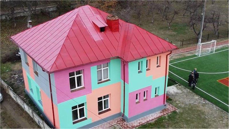 Actrița Adriana Trandafir a inaugurat Școala Gimnazială și Grădinița Iedera de Jos, renovate de Asociația BookLand