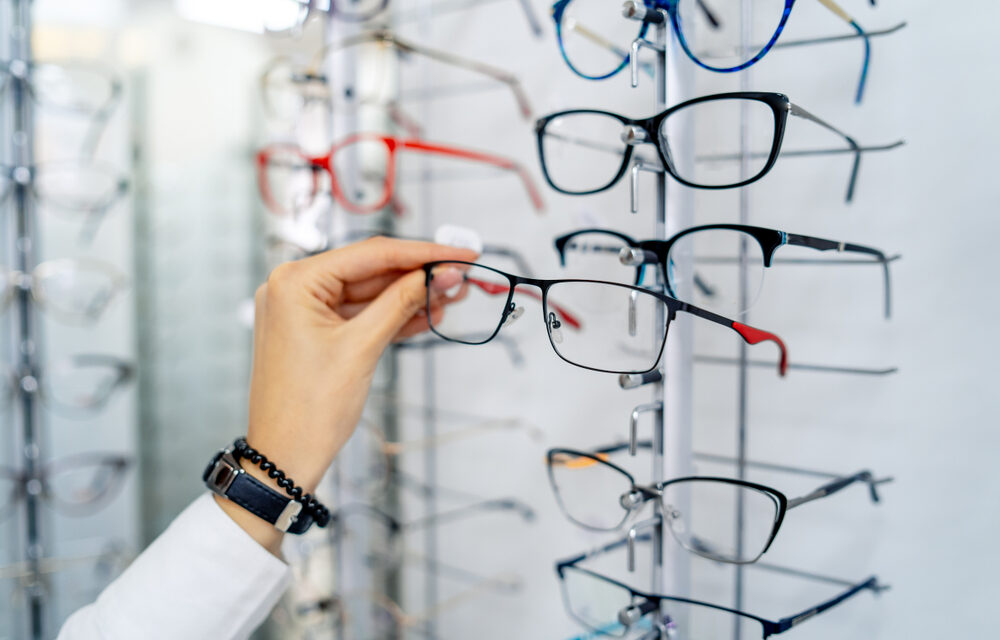 Alegerea ramei de ochelari potrivite: Cum sa-ti gasesti stilul si forma ideala