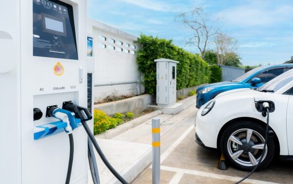 Afla de ce merită să investești într-o stație auto de încărcare electrică?