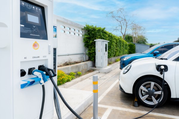 Afla de ce merită să investești într-o stație auto de încărcare electrică?