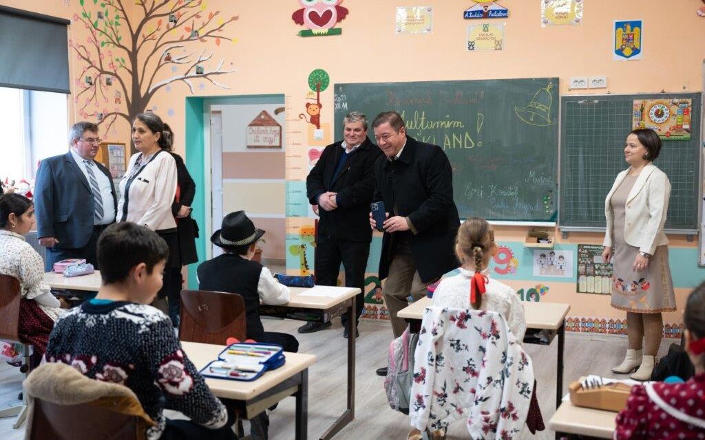 Văru Săndel a inaugurat școala Primară și Grădinița din satul sălăjean Zăuan, renovate de Asociația BookLand