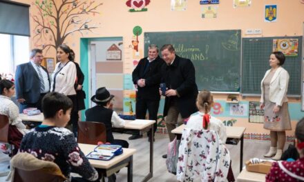 Văru Săndel a inaugurat școala Primară și Grădinița din satul sălăjean Zăuan, renovate de Asociația BookLand