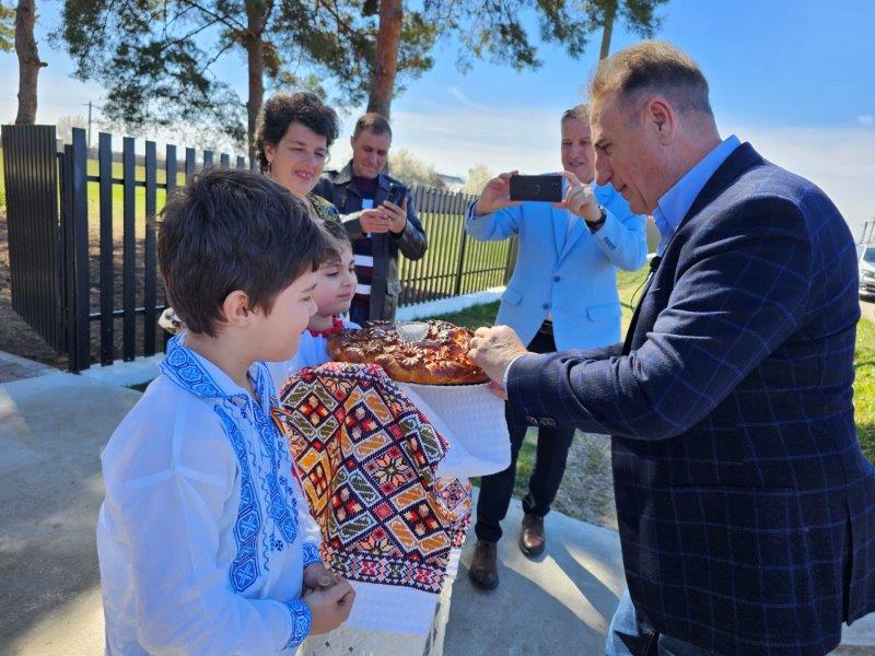 Constantin Enceanu a inaugurat Școala Gimnazială Leleasca, renovată de Asociația BookLand