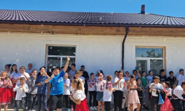 Felix Tătaru a inaugurat Școala Primarși Grădinița din satul Buda, județul Vrancea, renovate de Asociația BookLand