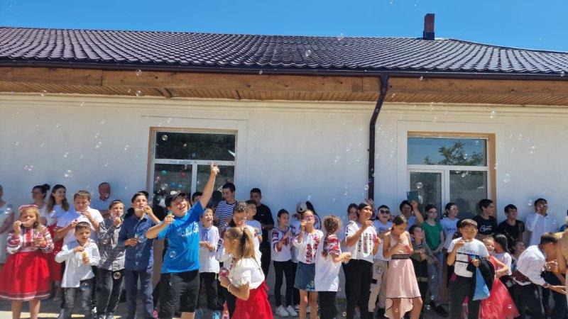 Felix Tătaru a inaugurat Școala Primarși Grădinița din satul Buda, județul Vrancea, renovate de Asociația BookLand