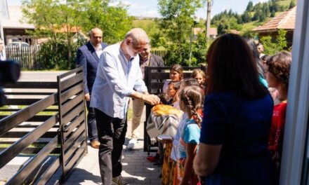 Damian Drăghici a inaugurat Școala Primară & Grădinița din inima comunității rome din cartierul Moglănești, județul Harghita, renovate de Asociația BookLand