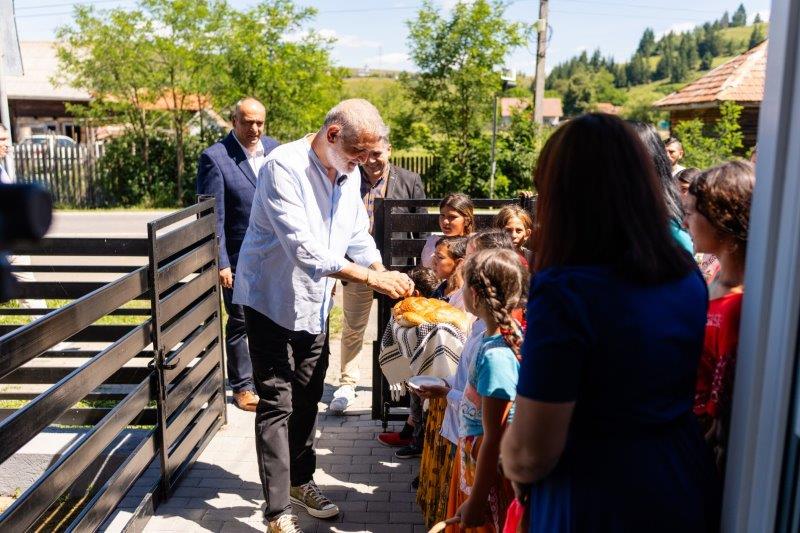 Damian Drăghici a inaugurat Școala Primară & Grădinița din inima comunității rome din cartierul Moglănești, județul Harghita, renovate de Asociația BookLand