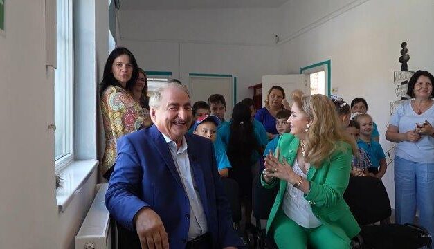 Valentina Fătu și Vasile Muraru au inaugurat Școala Primară din satul Rași, județul Ialomița, renovată de Asociația BookLand