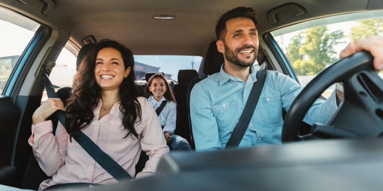 Avantajele închirierii unei mașini pentru road trip-uri: flexibilitate și confort