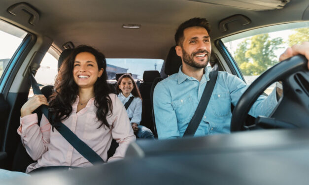 Avantajele închirierii unei mașini pentru road trip-uri: flexibilitate și confort