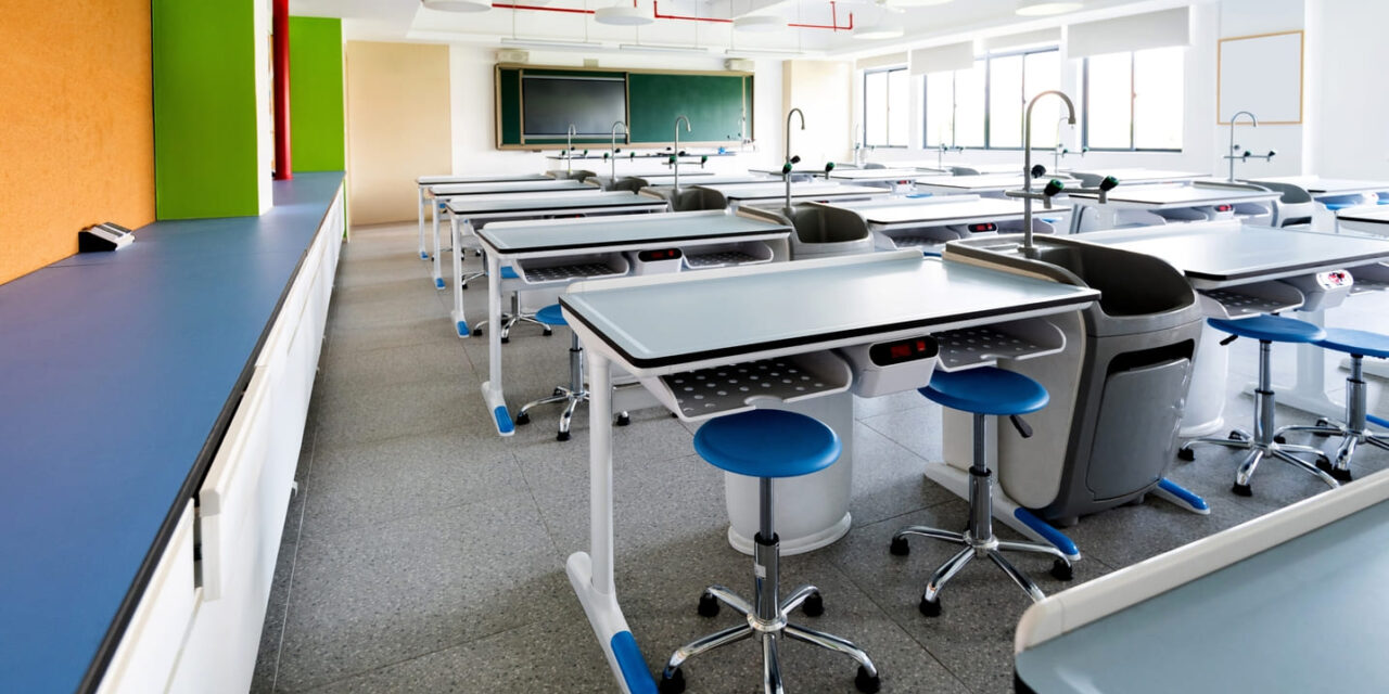 Cum alegem mobilierul potrivit pentru laboratoarele școlare