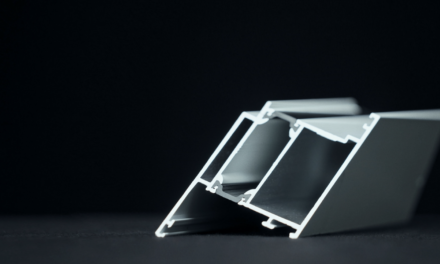 Alukönigstahl: verificarea EPD realizată de IBO confirmă valoarea excepțională de 2,7 kg emisii de CO₂ per kg de profil din aluminiu extrudat