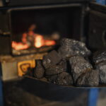 Cât consumi într-o iarnă? Calcul orientativ pentru cărbuni de foc