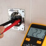 De ce este vitală măsurarea la împământare cu multimetru digital în managementul riscului operațional