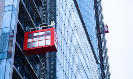 Lift marfă exterior pentru clădiri rezidențiale: când sunt necesare ascensoarele de marfă MP Ifma în ansambluri moderne?